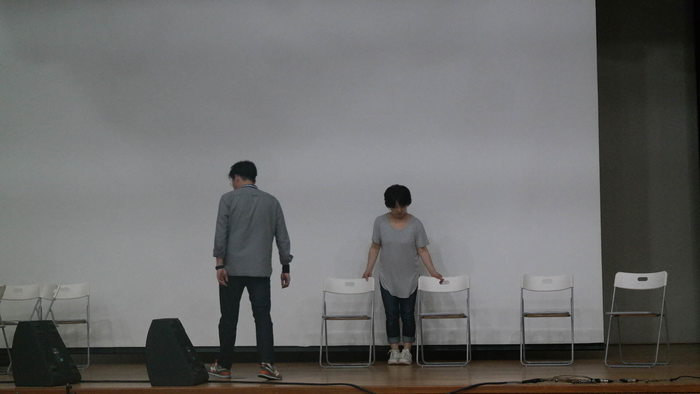무대위 연주자들 의자 정리중 무대위 연주자들 의자 정리중