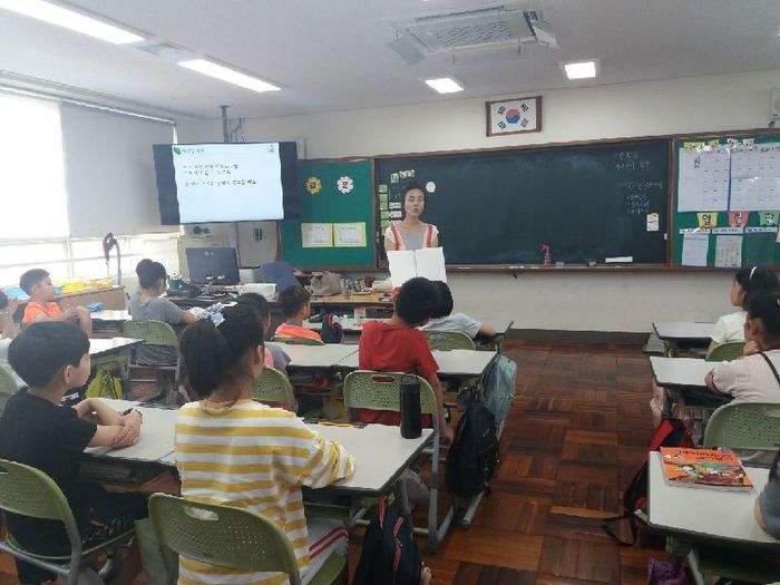 송정초등학교에서 강의하는 김경미 강사모습