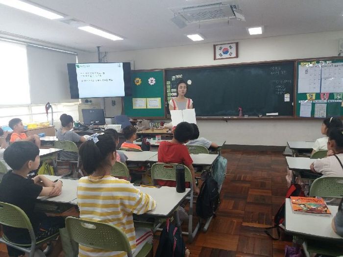 송정초등학교에서 강의하는 김경미 강사모습 송정초등학교에서 강의하는 김경미 강사모습