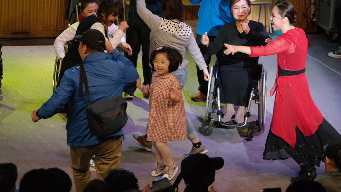 춤을 추는 배우들 춤을 추는 배우들