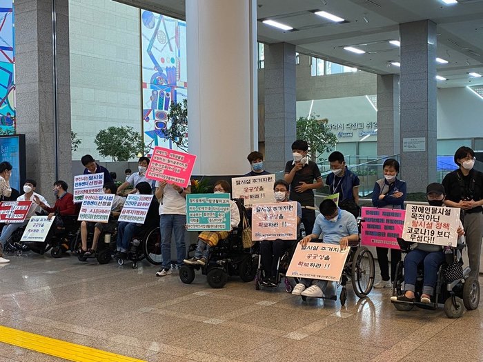 시청 1층 로비에서 피캣시위하는모습 시청 1층 로비에서 피캣시위하는모습