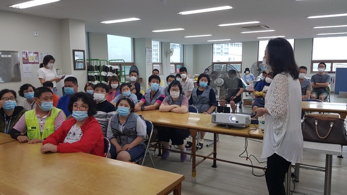 부산직업재활원 장애인 직원들에게 강의하는 김경미 강사모습 부산직업재활원 장애인 직원들에게 강의하는 김경미 강사모습