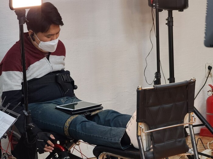 최규현님 지친모습으로 휠체어에 앉아 있는 중 최규현님 지친모습으로 휠체어에 앉아 있는 중