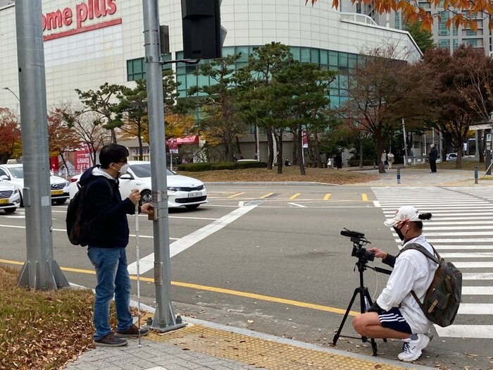 고장난 음향신호기를 누르는 모습 고장난 음향신호기를 누르는 모습