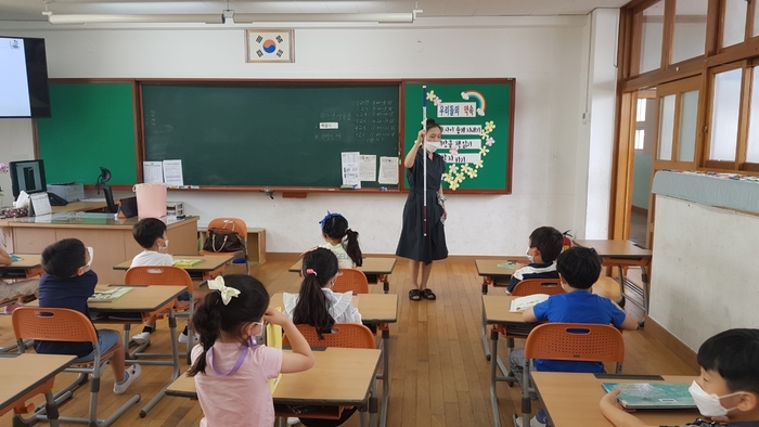 흰지팡이에 대해 설명하고있는 김경미 강사모습 흰지팡이에 대해 설명하고있는 김경미 강사모습