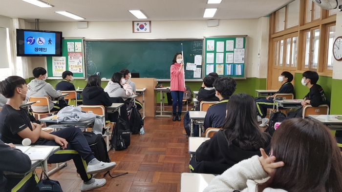 흰지팡이에 대해 설명하고 있는 김경미 강사 모습