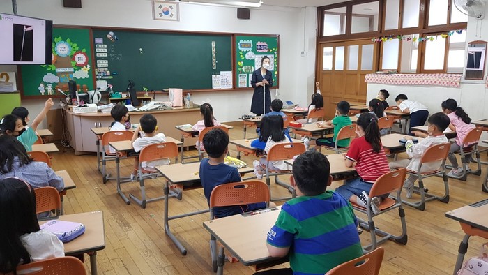 강사의질문에 손을 들고 발표하는 학생들 모습 강사의질문에 손을 들고 발표하는 학생들 모습