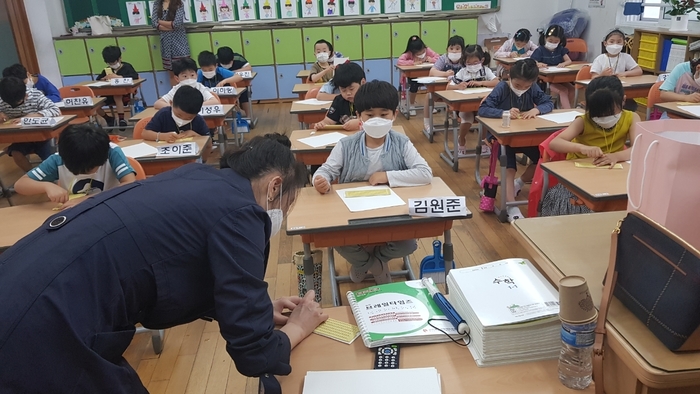 점자찍는 설명을 듣고 직접 점자를 찍어보는 학생들 모습 점자찍는 설명을 듣고 직접 점자를 찍어보는 학생들 모습