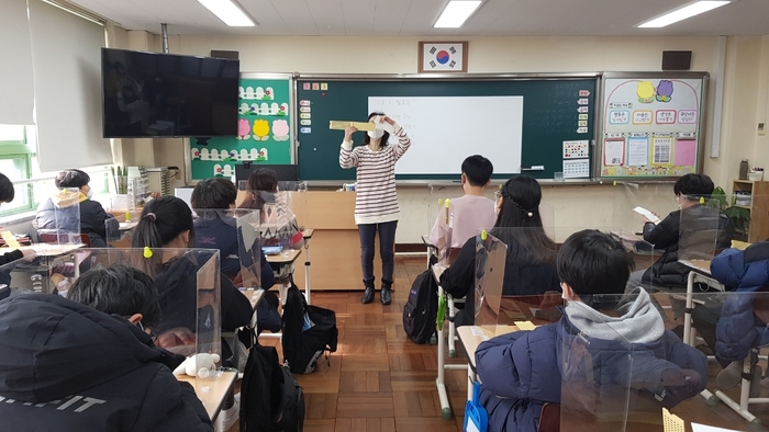 학생들에게 점자를 보여주며 설명하고 있는 김경미 강사 모습 학생들에게 점자를 보여주며 설명하고 있는 김경미 강사 모습