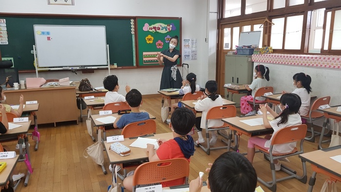 편견에 대하여 설명하고 있는 강사의 모습 편견에 대하여 설명하고 있는 강사의 모습