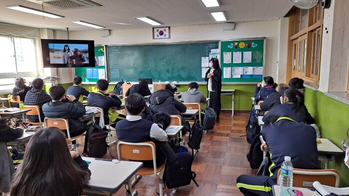 학생들에게 영상자료를 설명하고 있는 정지인 강사모습 학생들에게 영상자료를 설명하고 있는 정지인 강사모습