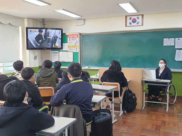 편견에 관련된 영상을 시청하고 있는 학생들 모습 편견에 관련된 영상을 시청하고 있는 학생들 모습
