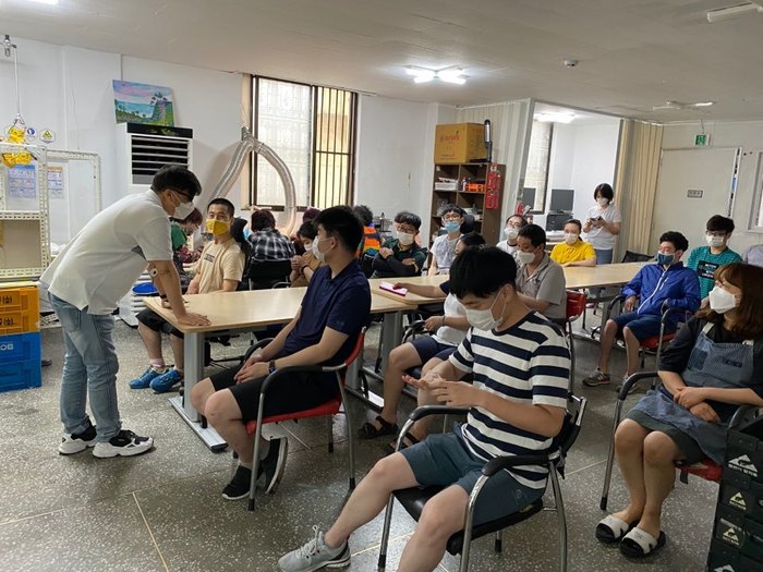 한마음직업재활원 직원들에게 강의하는 이상훈 강사모습 한마음직업재활원 직원들에게 강의하는 이상훈 강사모습