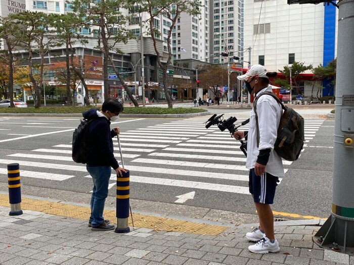 점자블록 옆에 설치된 볼라드 모습 점자블록 옆에 설치된 볼라드 모습