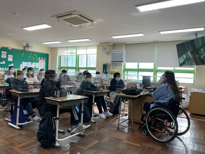학생들에게 편견에 대해 설명하고 있는 이지예 강사모습 학생들에게 편견에 대해 설명하고 있는 이지예 강사모습
