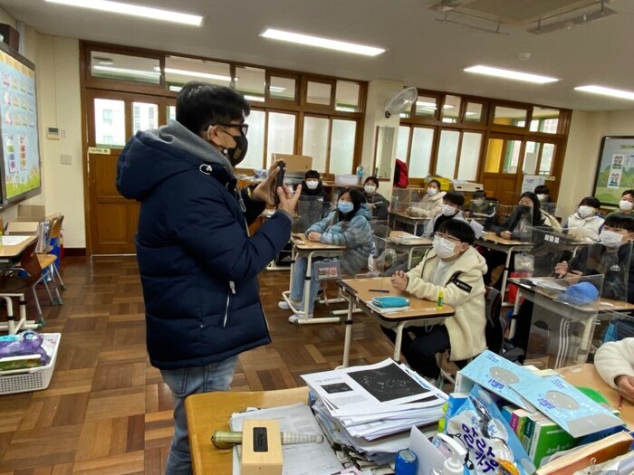 스마트폰 사용법을 학생들에게 시연하고 있는 이상훈 강사모습 스마트폰 사용법을 학생들에게 시연하고 있는 이상훈 강사모습