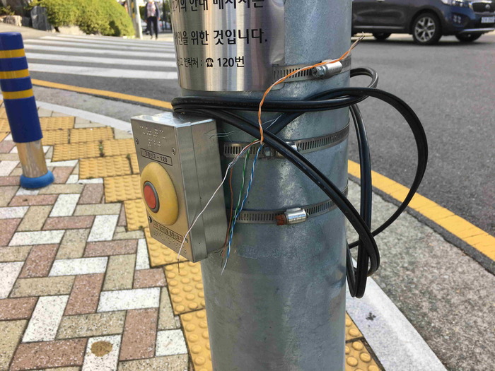 음향신호기 기둥에 전선들이 감겨 있는 모습 음향신호기 기둥에 전선들이 감겨 있는 모습