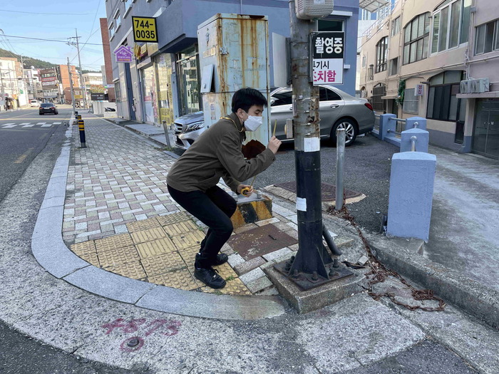 음향신호기를 모니터링하고 있는 활동가 모습 음향신호기를 모니터링하고 있는 활동가 모습