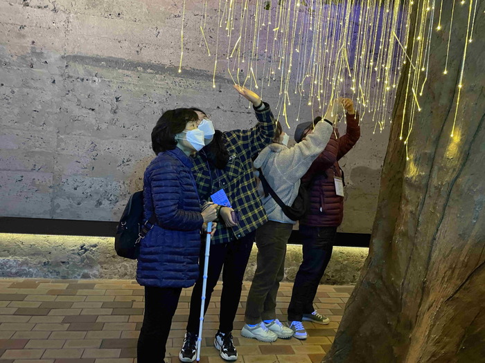 와인동굴 안 장식들 만지는 중 와인동굴 안 장식들 만지는 중