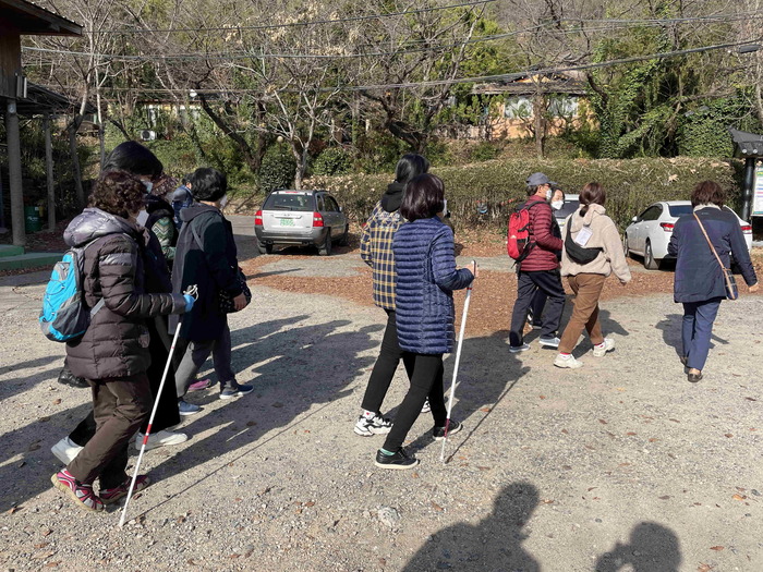 줄 맞추어 걷는 중 줄 맞추어 걷는 중