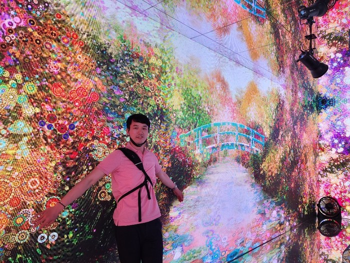 화려한 조명 앞에 서있는 정신우님 화려한 조명 앞에 서있는 정신우님