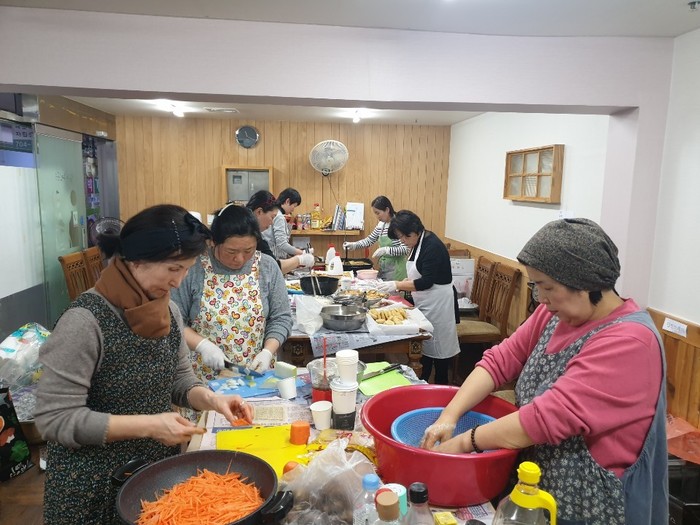 재료 손질중인 자원봉사자들