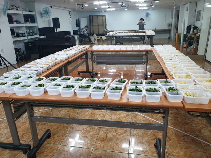 통에 담긴 반찬들 통에 담긴 반찬들