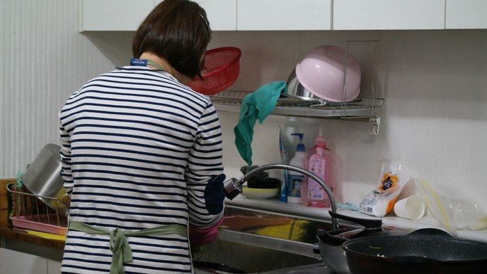 설거지 중인 자원봉사자 설거지 중인 자원봉사자