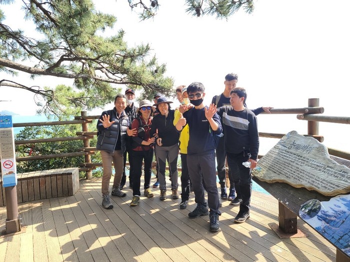 둘레길 중간 전망대에서 찍은 단체 사진 둘레길 중간 전망대에서 찍은 단체 사진