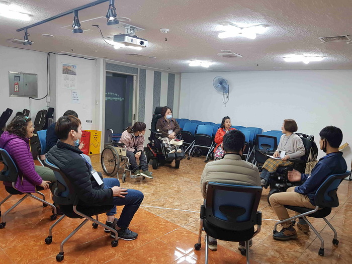 체험홈 식구들 둥그렇게 앉아 있는 모습 체험홈 식구들 둥그렇게 앉아 있는 모습