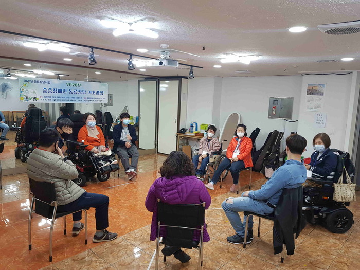 체험홈 마리원 마리두 동료상담 위해 둥그렇게 둘러 앉은 모습 체험홈 마리원 마리두 동료상담 위해 둥그렇게 둘러 앉은 모습