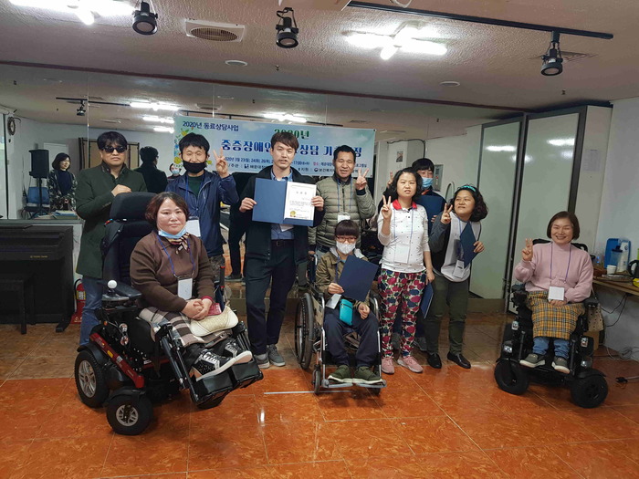 수료증 들고 있는 단체사진 수료증 들고 있는 단체사진