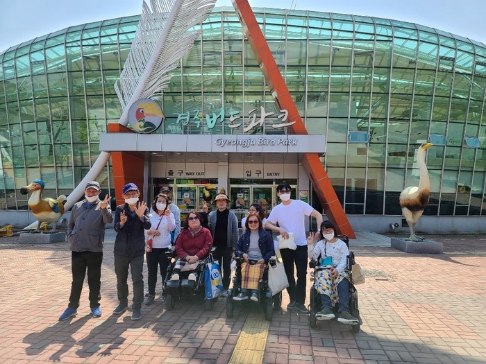 경주 버드파크 정문앞 체험홈 단체사진 경주 버드파크 정문앞 체험홈 단체사진