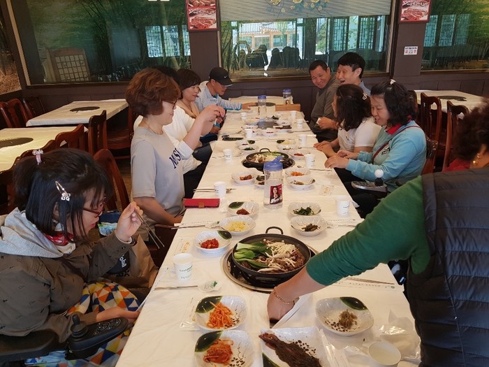 체험홈 식구들 식당에서 식사하는 모습 체험홈 식구들 식당에서 식사하는 모습