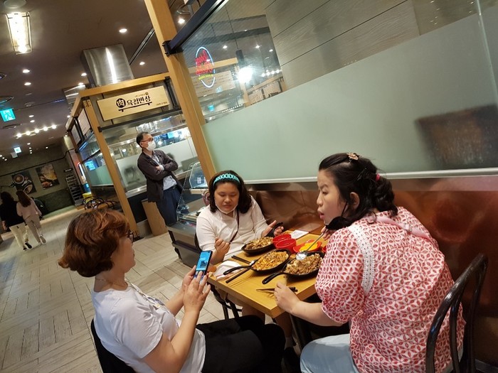 체험홈 마리두 식구들 식사하는 모습 체험홈 마리두 식구들 식사하는 모습