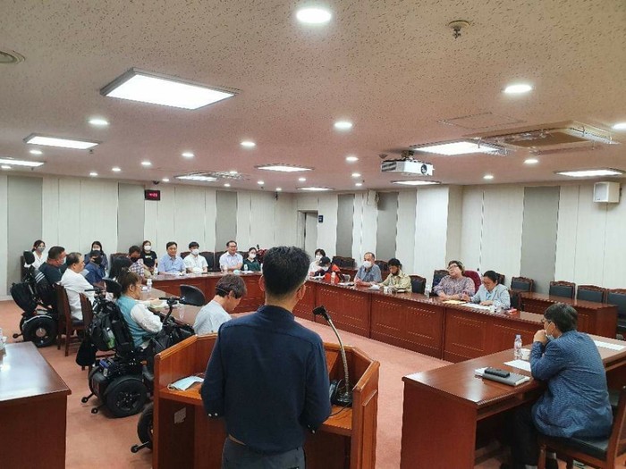 부산시건강복지국장과의 면담 사진 부산시건강복지국장과의 면담 사진