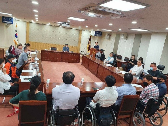 부산지건강복지국장과의 면담 사진 부산지건강복지국장과의 면담 사진