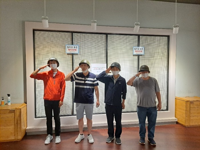 경례하는 중 경례하는 중
