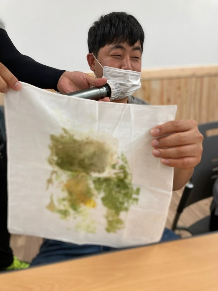 만든 손수건을 자랑하고 있는 김정민님 만든 손수건을 자랑하고 있는 김정민님