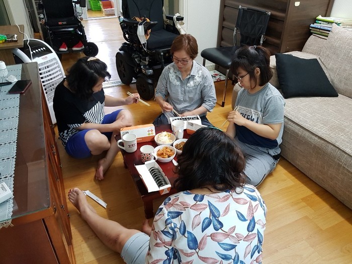 마리두 식구들 김밥 먹으며 회의하는 모습