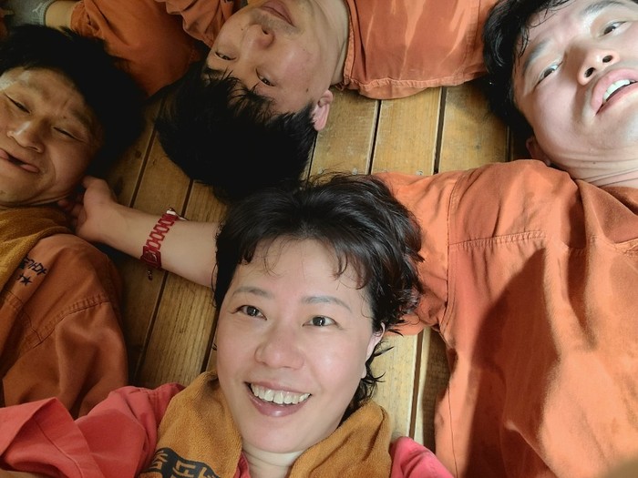 이경우,정신우,김정민,김정옥 마루에 누워 찍은 셀카사진 이경우,정신우,김정민,김정옥 마루에 누워 찍은 셀카사진