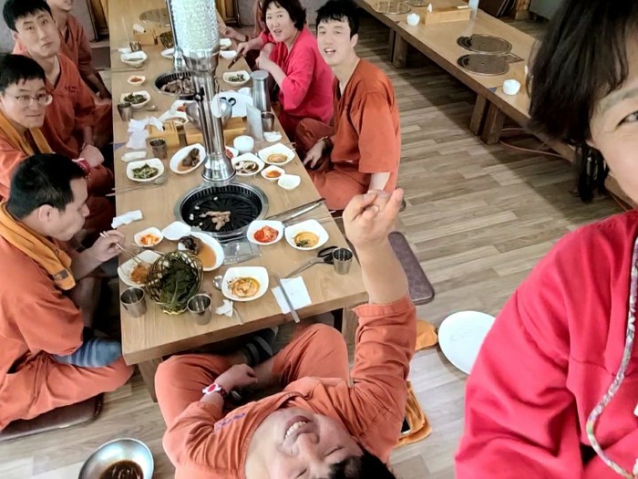 식당에서 삼겹살 먹는 단체 사진 식당에서 삼겹살 먹는 단체 사진