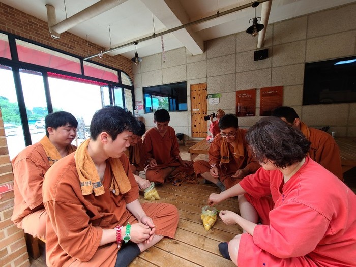간식으로 파인애플 먹는 사지 간식으로 파인애플 먹는 사지
