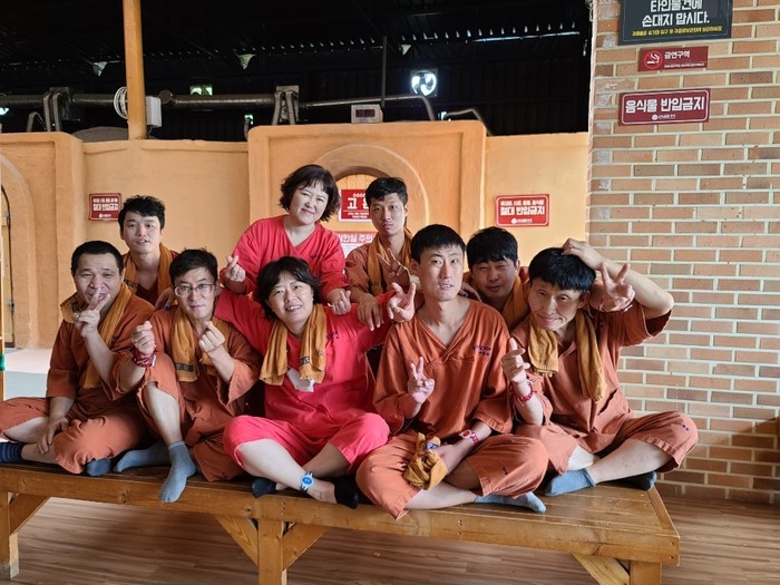 숯가마 입구에서 앉아 찍은 단체 사진 숯가마 입구에서 앉아 찍은 단체 사진