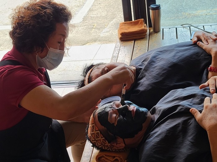 이강이 숯팩 바르는 사진 이강이 숯팩 바르는 사진