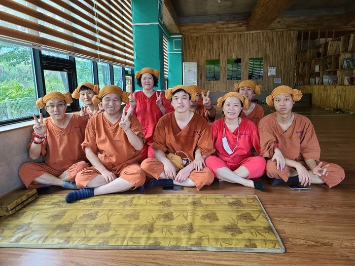 양머리 타올 머리에 쓰고 찍은 단체 사진 양머리 타올 머리에 쓰고 찍은 단체 사진