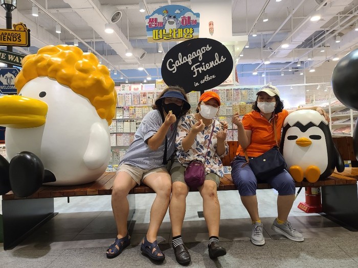 유영신씨,권지향씨와 김영순씨 함께 인형 모형 사이에 앉아 찍은 사진 유영신씨,권지향씨와 김영순씨 함께 인형 모형 사이에 앉아 찍은 사진