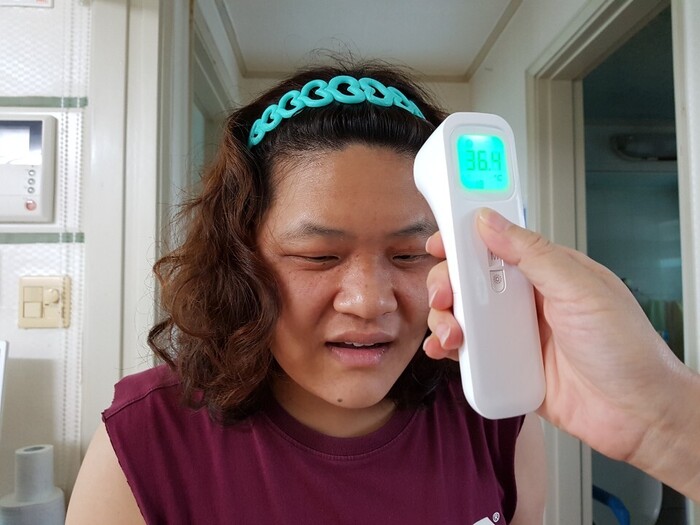 비접촉식 체온계로 발열체크 중인 권지향씨 사진