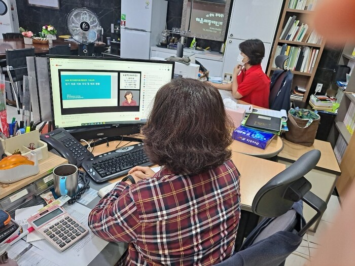 교육을 듣고 있는 이은성 부장 교육을 듣고 있는 이은성 부장
