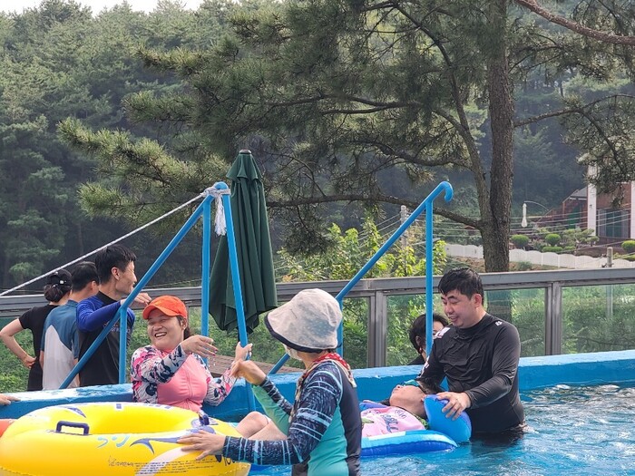수영장에 들어간 체험홈 식구들 수영장에 들어간 체험홈 식구들
